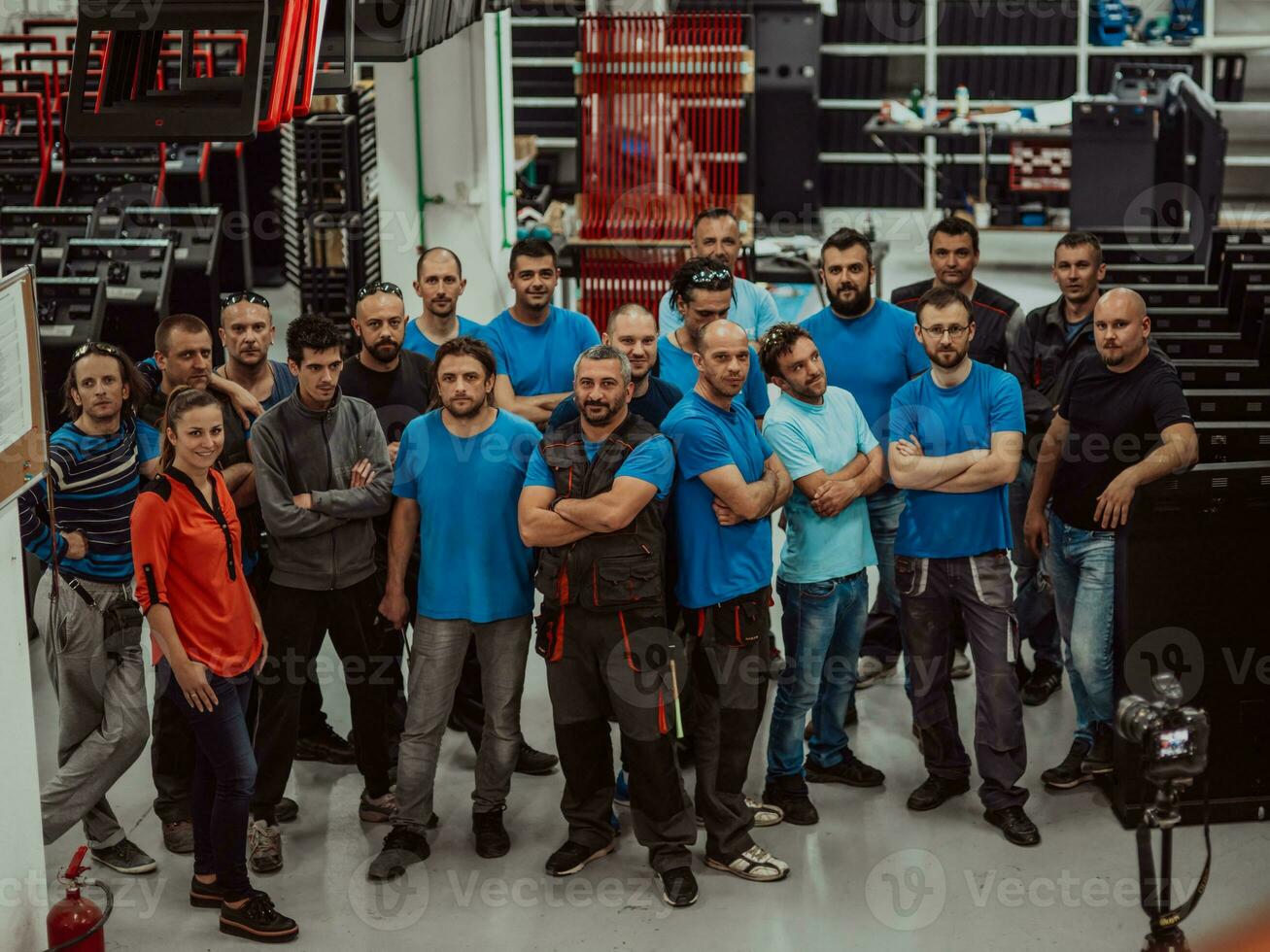 el retrato de los trabajadores de la diversidad de los grupos de la fábrica o los brazos cruzados de ingeniería se ven confiados en una fábrica de fabricación industrial, trabajando juntos, la coordinación y el concepto de trabajo en equipo. foto