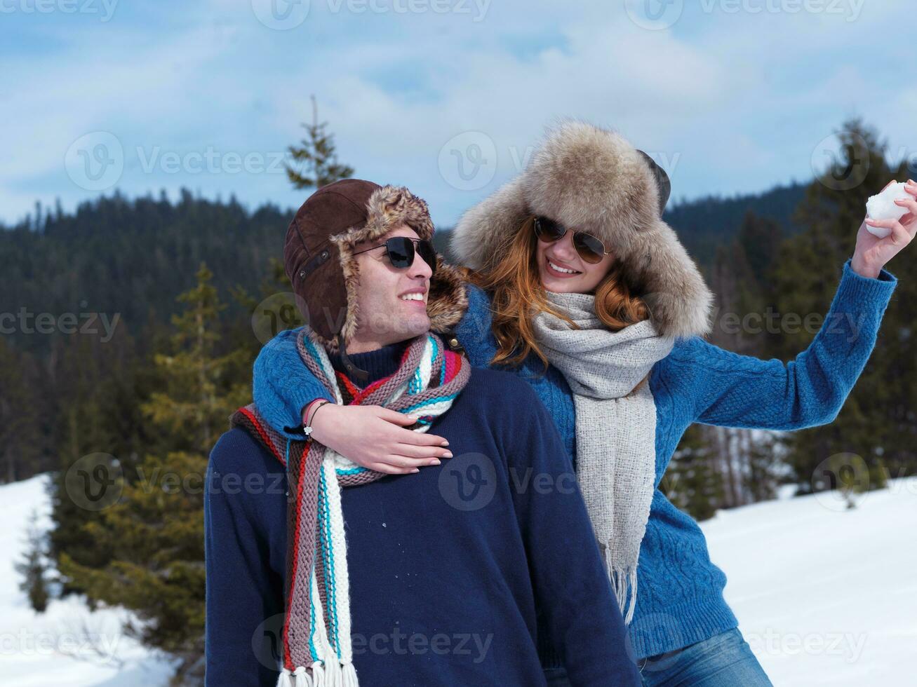 feliz pareja joven divirtiéndose en un espectáculo fresco en vacaciones de invierno foto