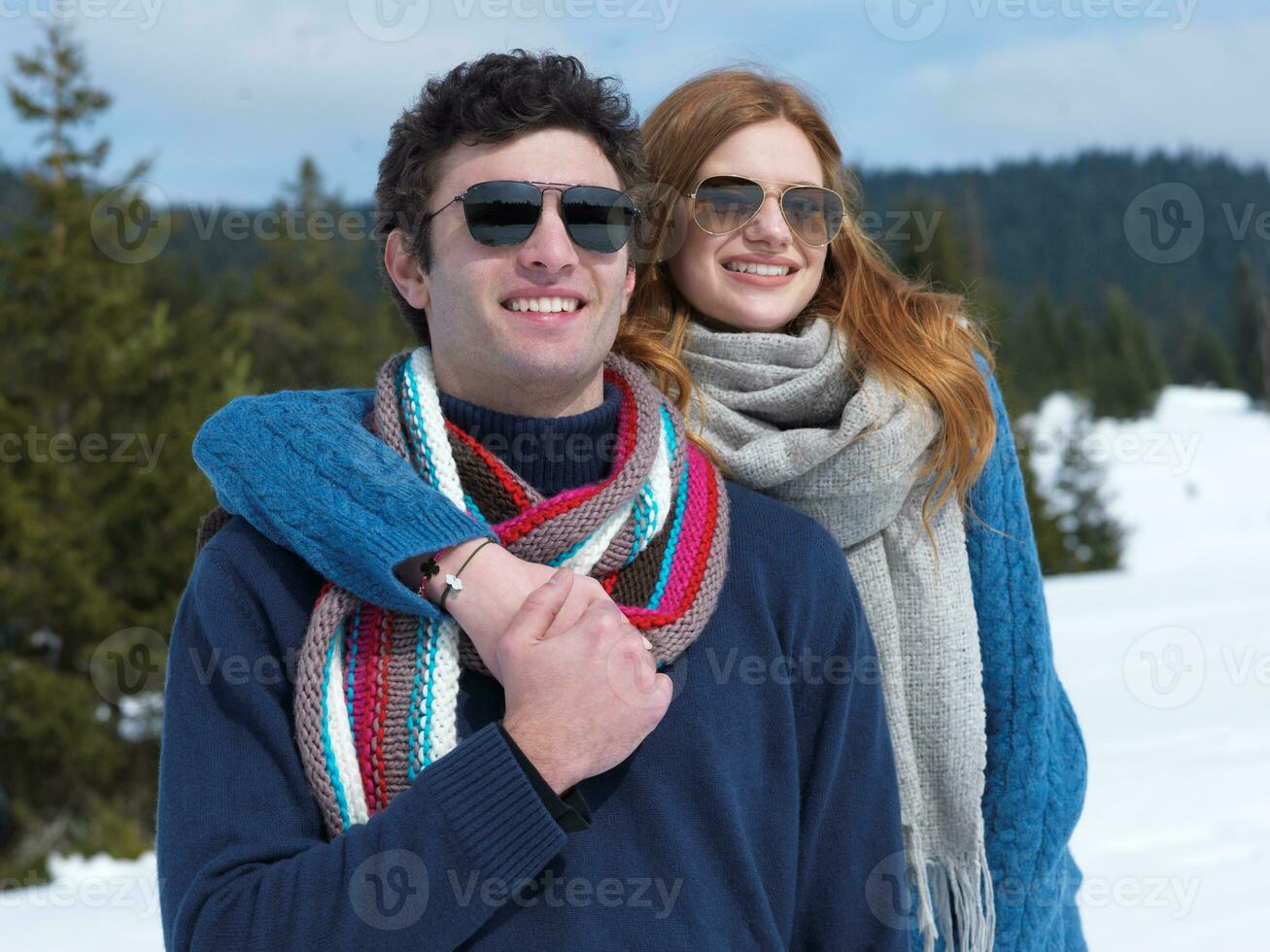 feliz pareja joven divirtiéndose en un espectáculo fresco en vacaciones de invierno foto