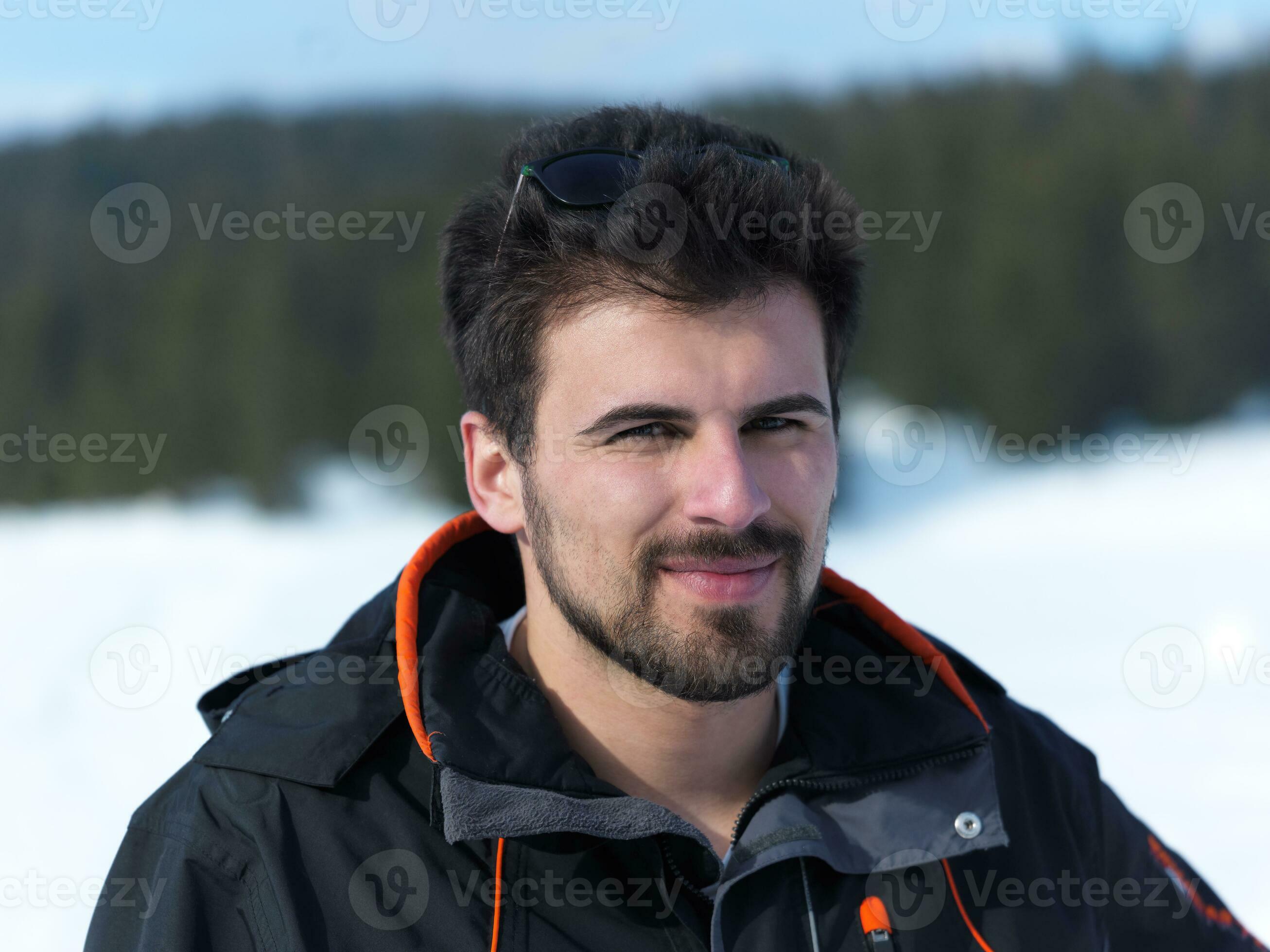 retrato de joven hombre con barba y Gafas de sol en Fresco nieve