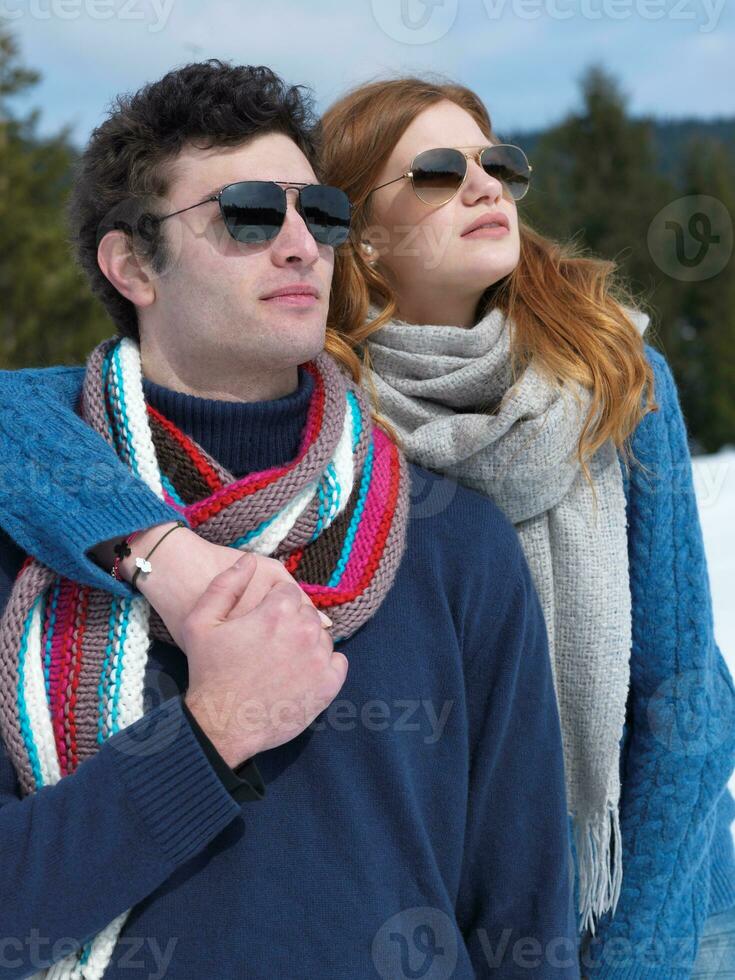 feliz pareja joven divirtiéndose en un espectáculo fresco en vacaciones de invierno foto