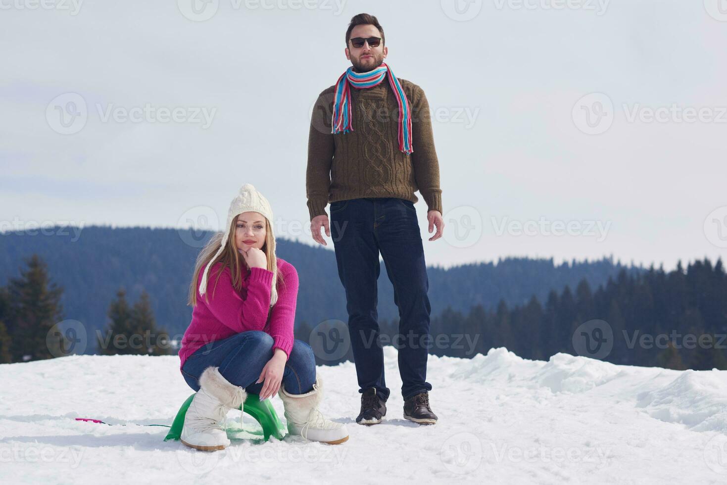 feliz pareja joven divirtiéndose en un espectáculo fresco en vacaciones de invierno foto