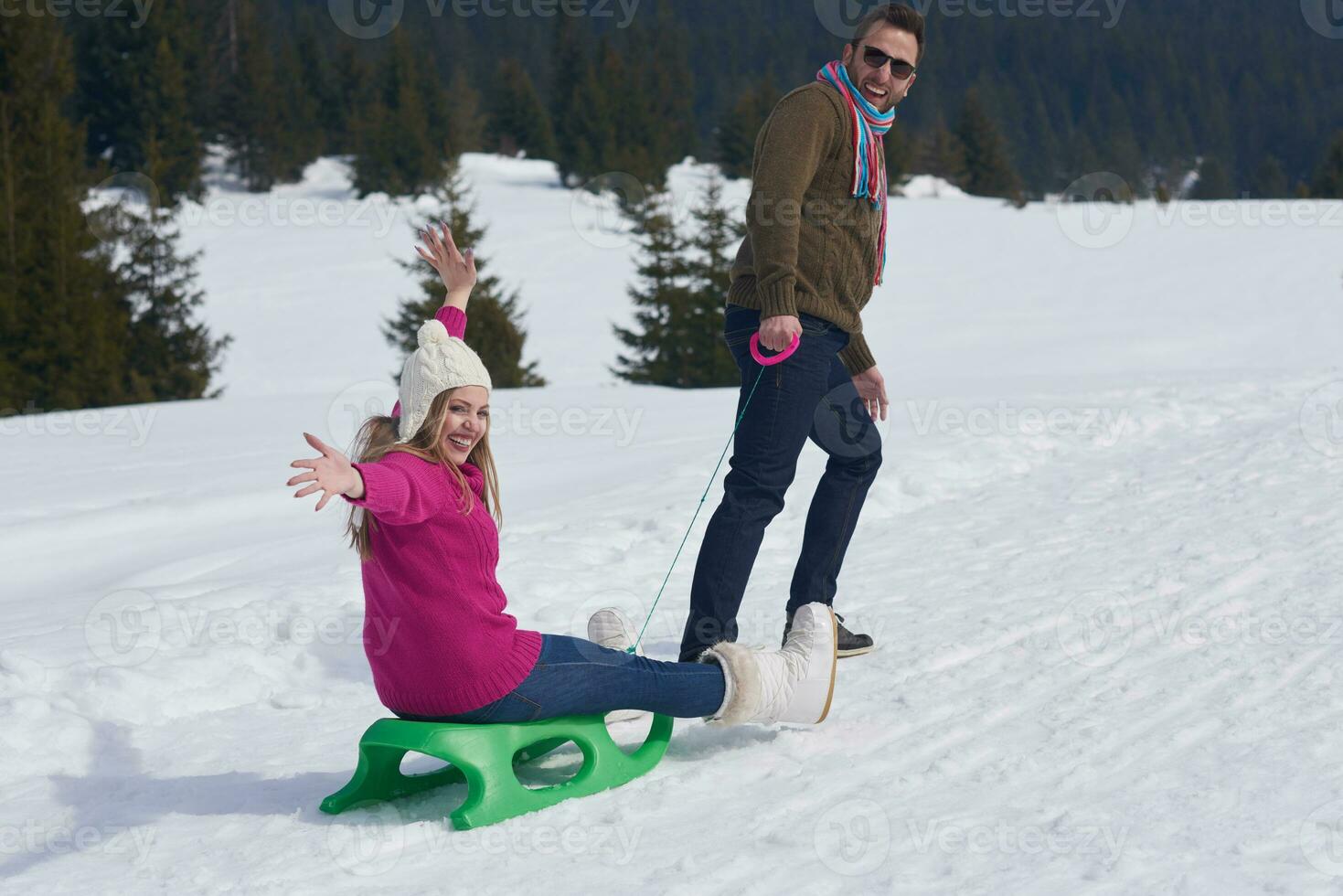 feliz pareja joven divirtiéndose en un espectáculo fresco en vacaciones de invierno foto