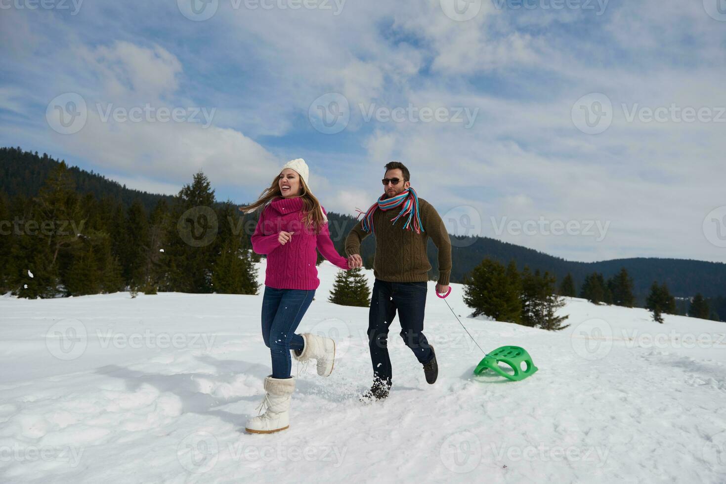 feliz pareja joven divirtiéndose en un espectáculo fresco en vacaciones de invierno foto