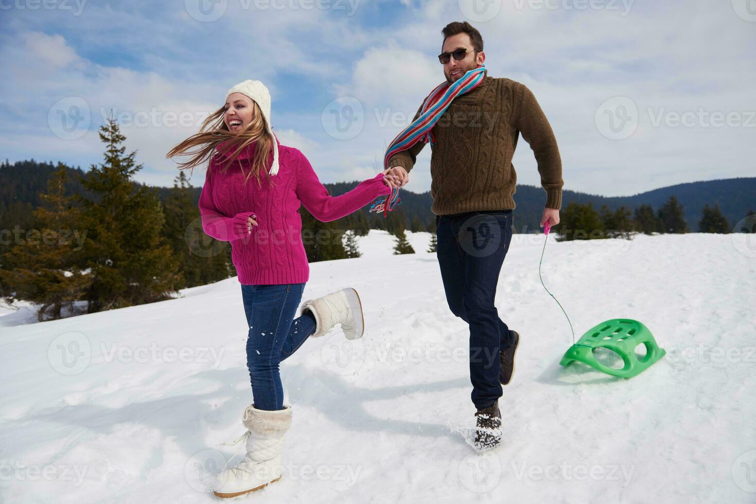 feliz pareja joven divirtiéndose en un espectáculo fresco en vacaciones de invierno foto