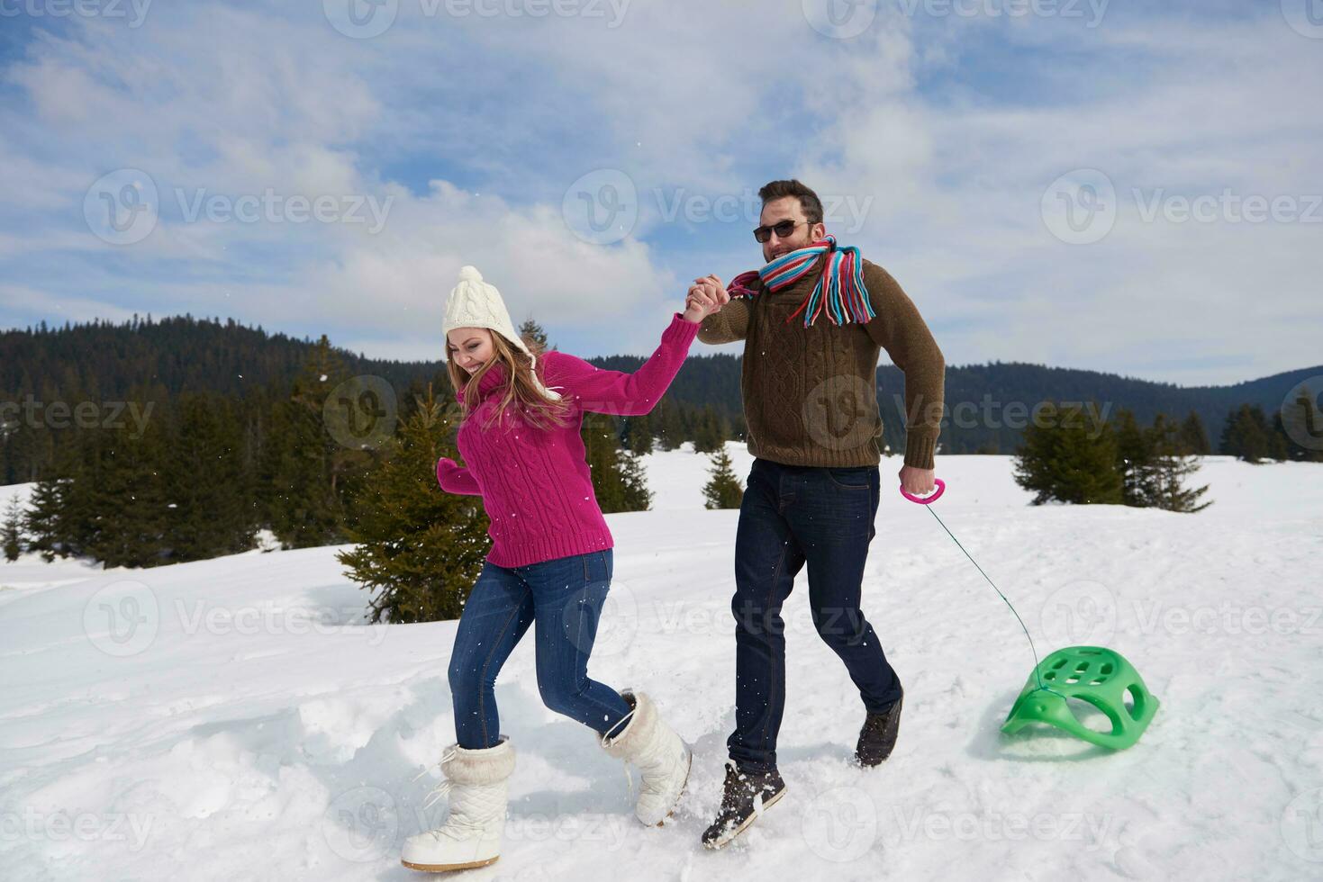 feliz pareja joven divirtiéndose en un espectáculo fresco en vacaciones de invierno foto