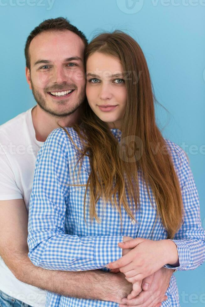 pareja aislada sobre fondo azul foto