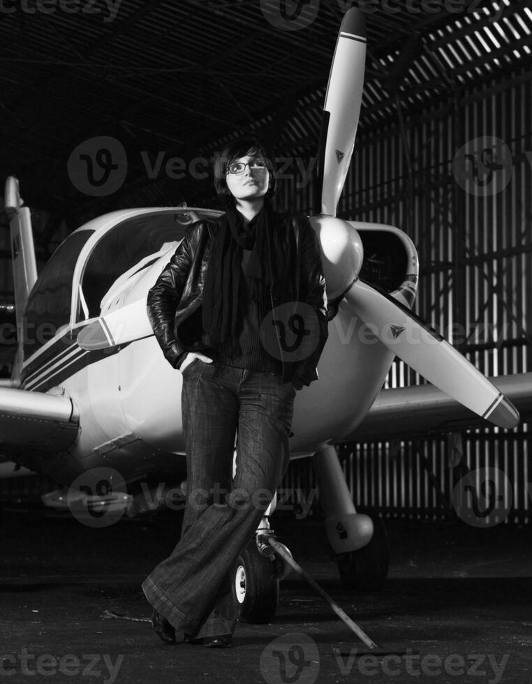 mujer joven con avión privado foto