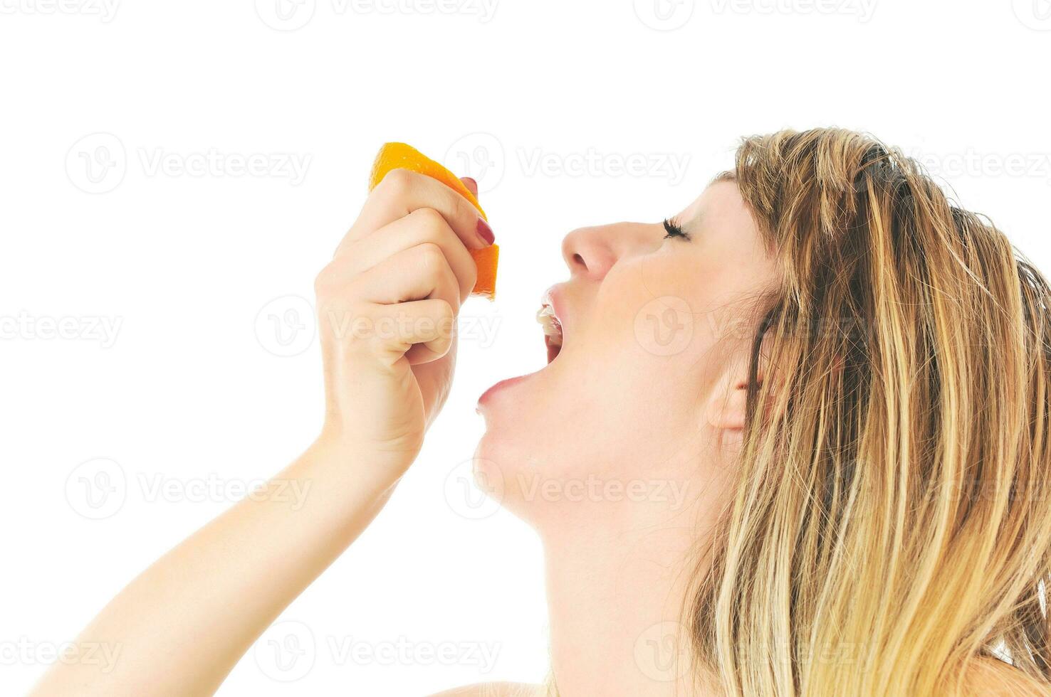 mujer retrato con naranja aislado en blanco foto