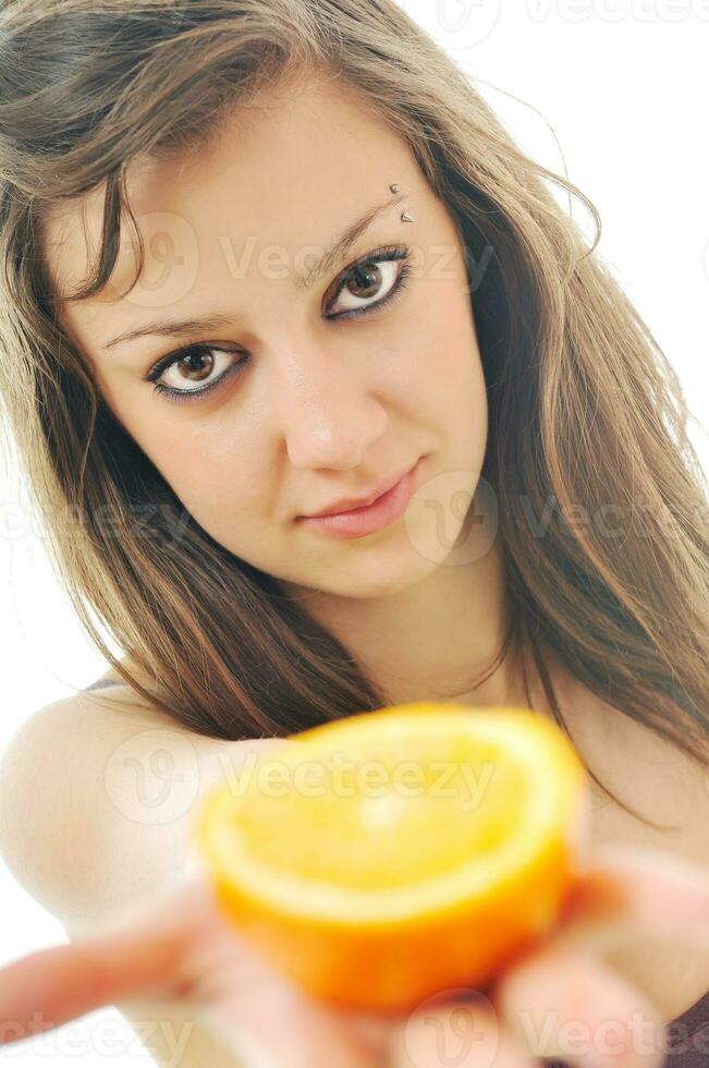 mujer retrato con naranja aislado en blanco foto