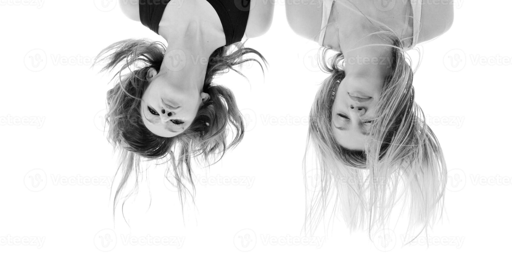 mujer de fiesta aislada con viento en el cabello foto