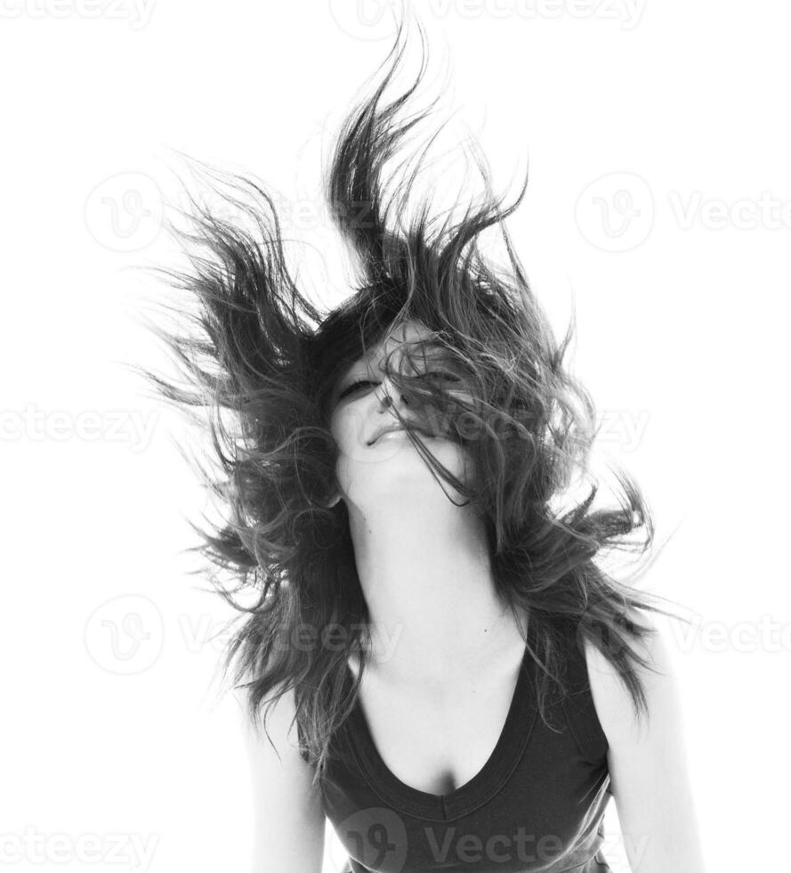 mujer de fiesta aislada con viento en el cabello foto