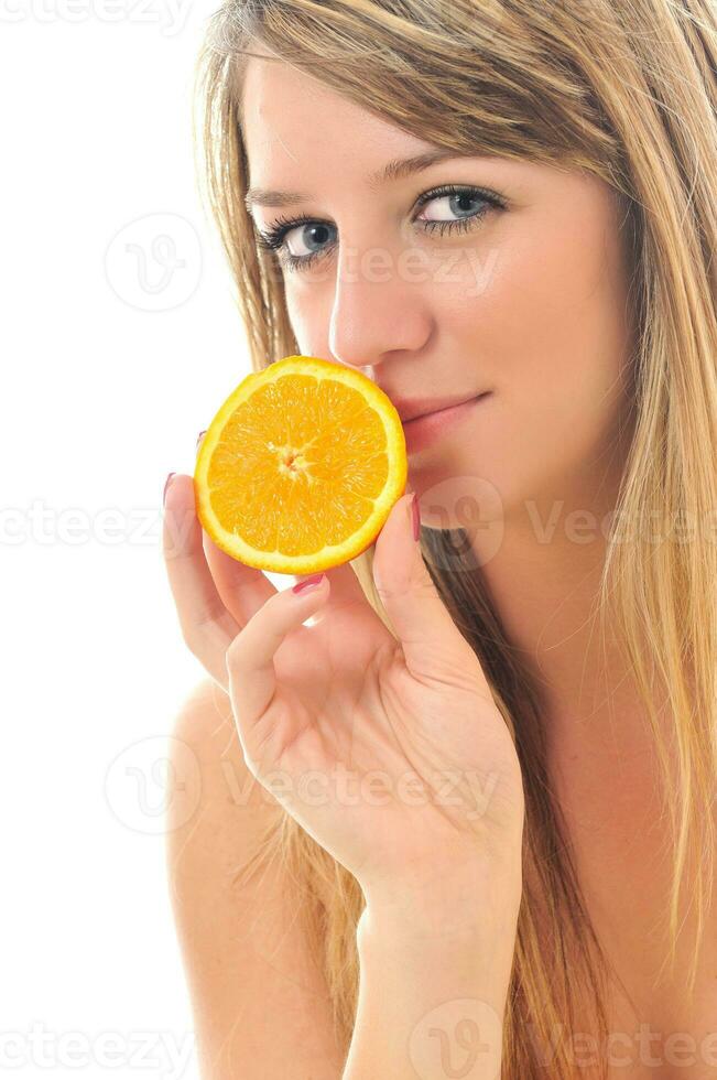 mujer aislado en blanco sostener naranja foto