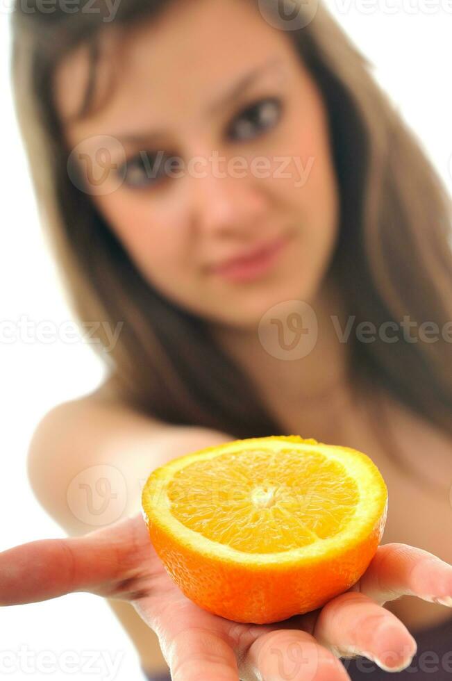 mujer aislado en blanco sostener naranja foto