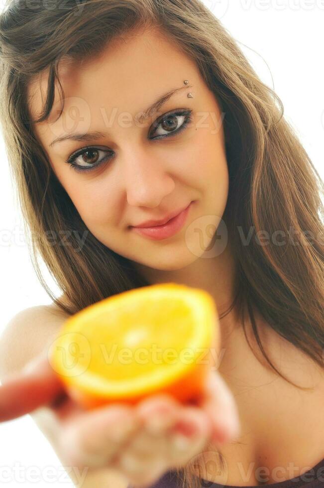 mujer aislado en blanco sostener naranja foto