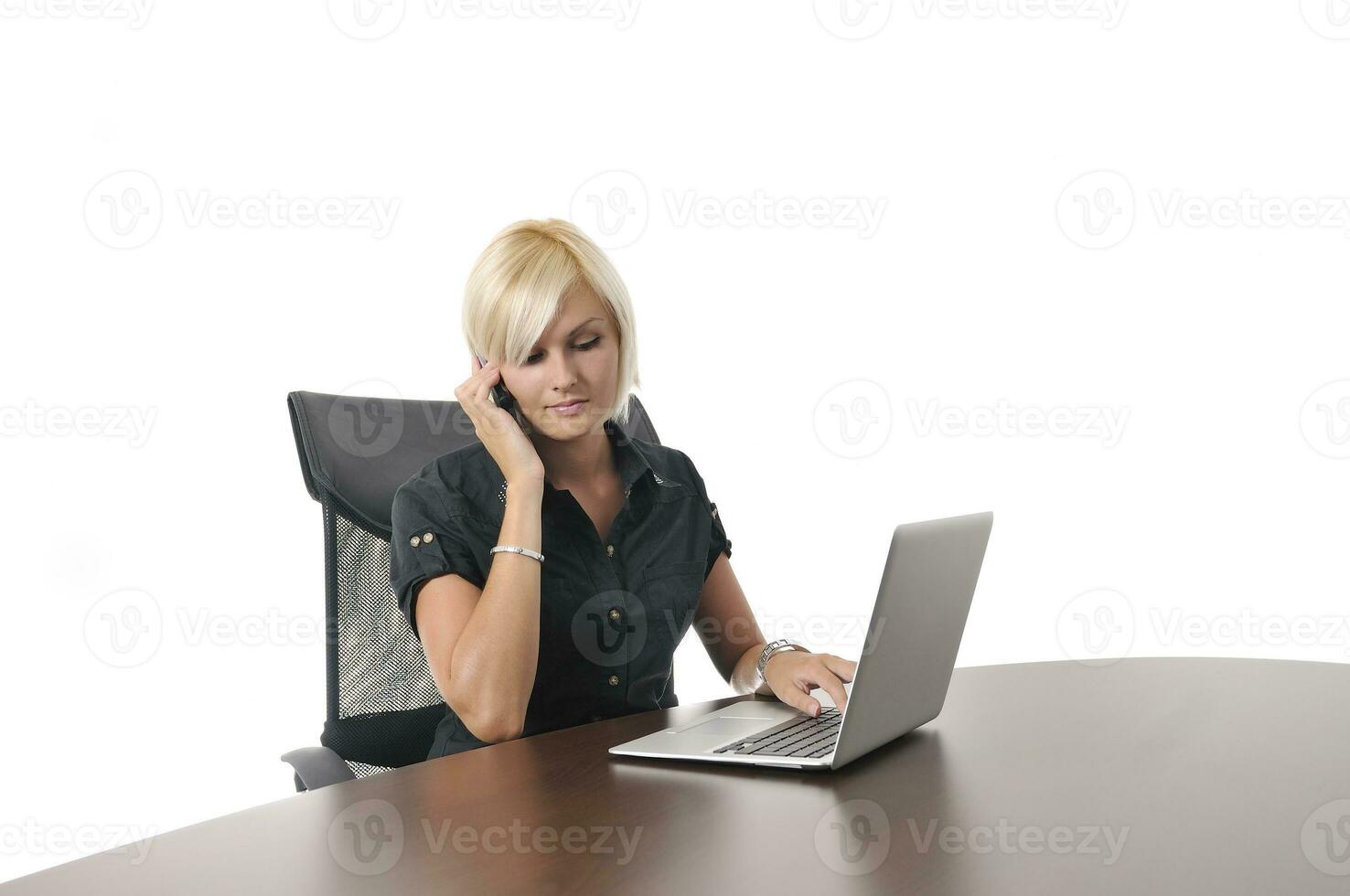 joven negocio mujer trabajando en oficina en ordenador portátil foto