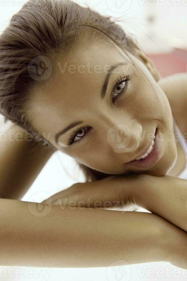 bella joven bronceándose en el solarium foto