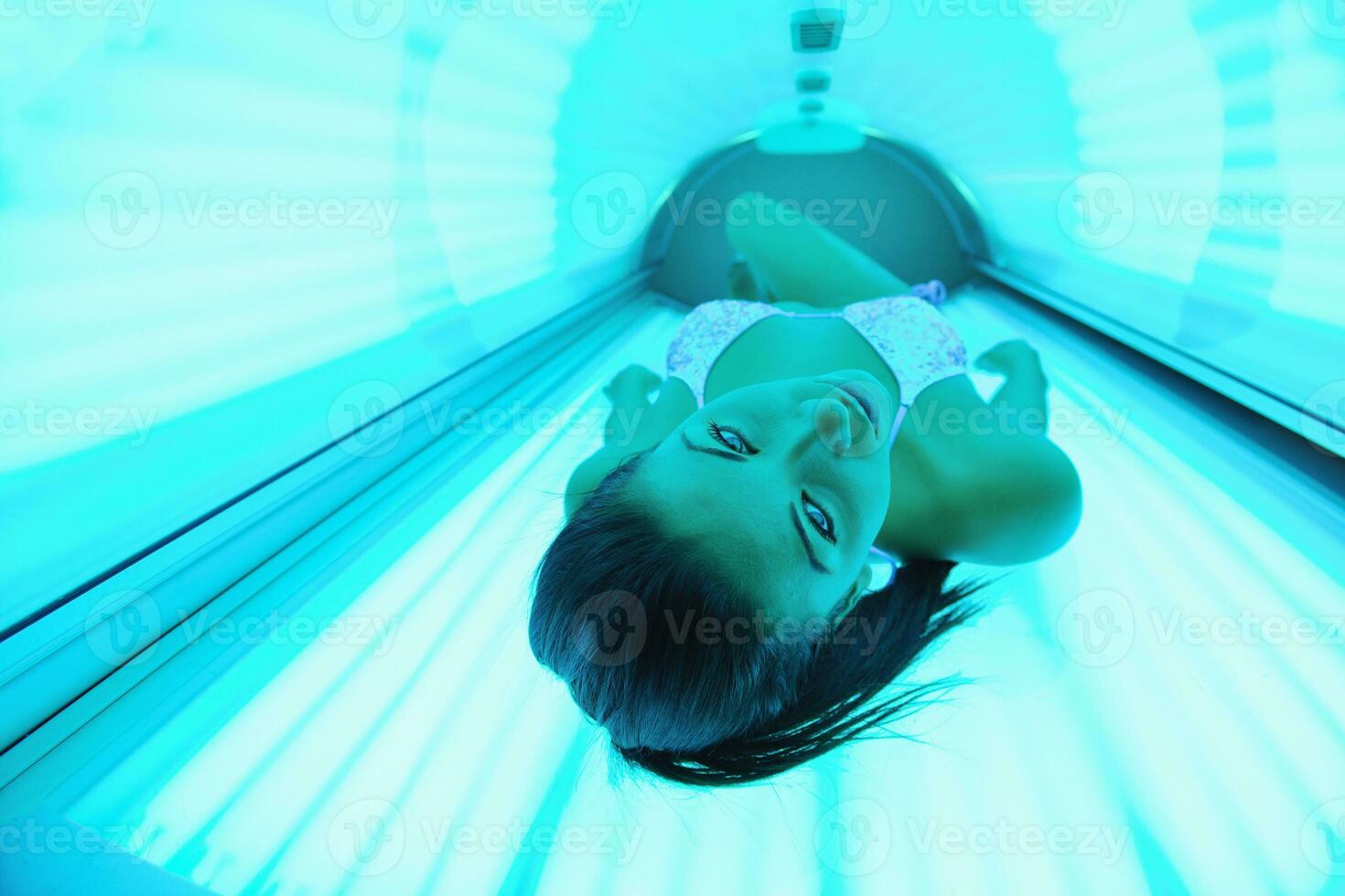 bella joven bronceándose en el solarium foto