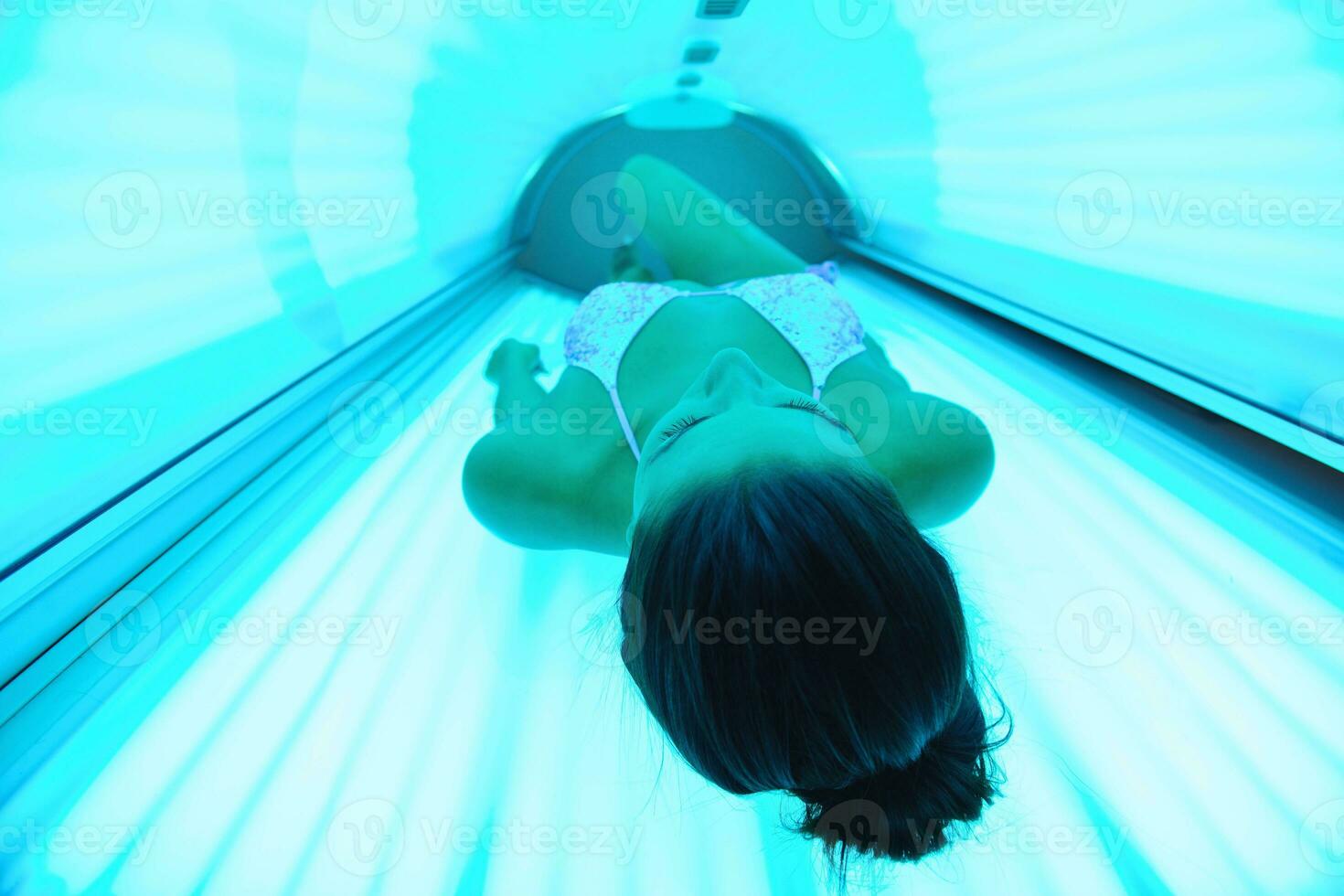 bella joven bronceándose en el solarium foto