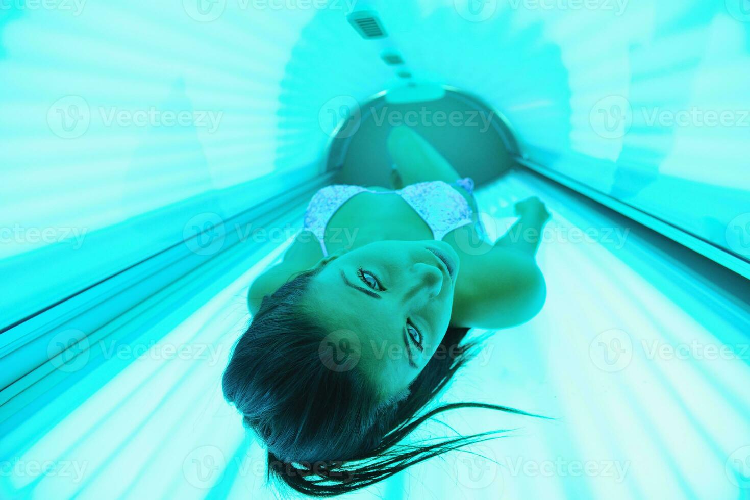 bella joven bronceándose en el solarium foto