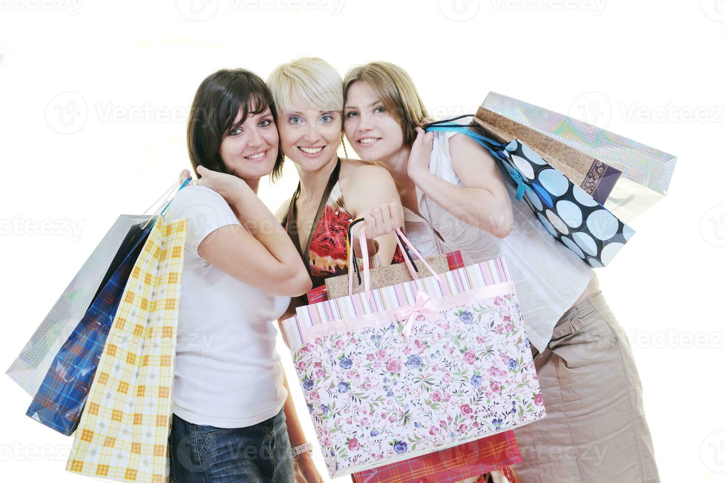 mujeres adultas jóvenes felices comprando con bolsas de colores foto