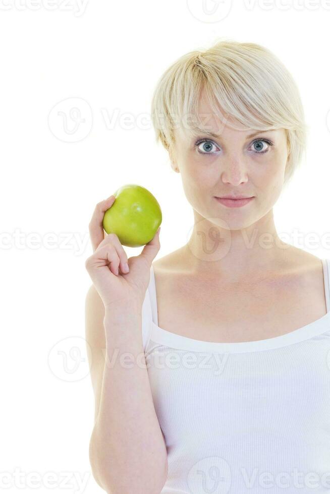 una joven feliz come manzana verde aislada en blanco foto