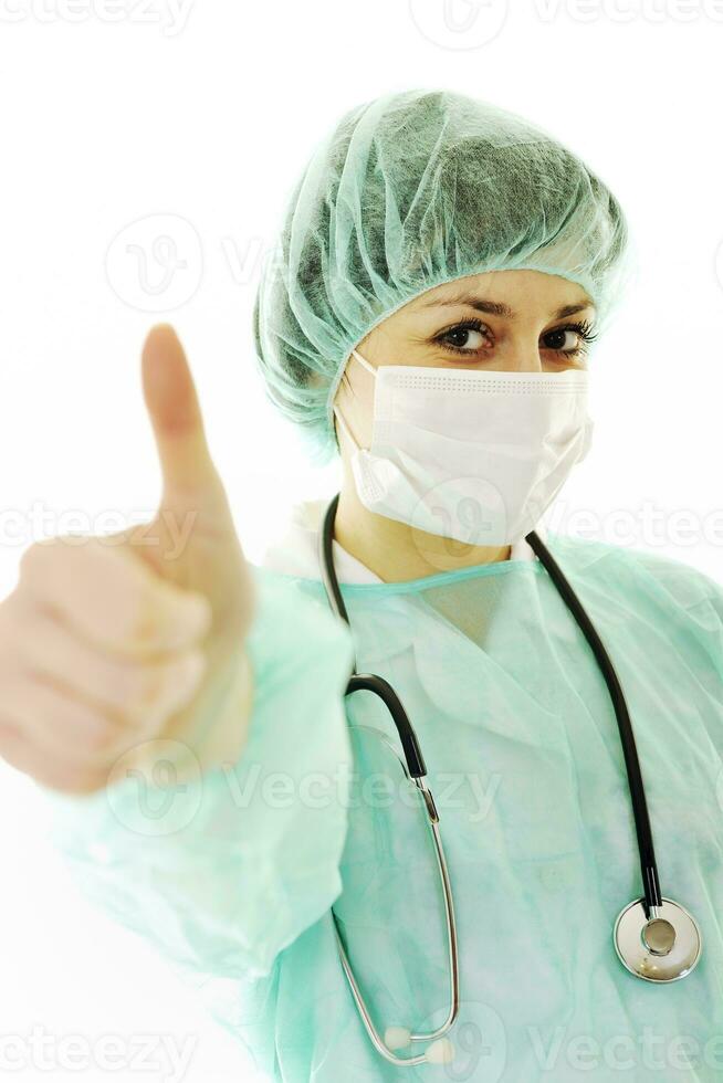 Enfermera feliz con estetoscopio aislado en blanco foto