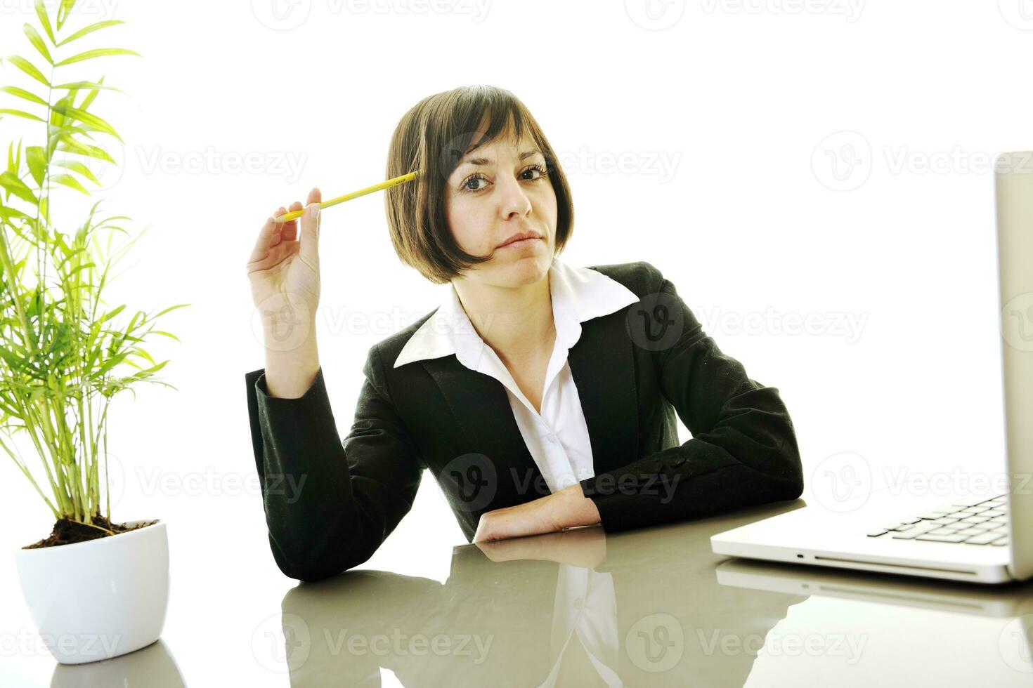 mujer de negocios trabajando en la computadora portátil foto