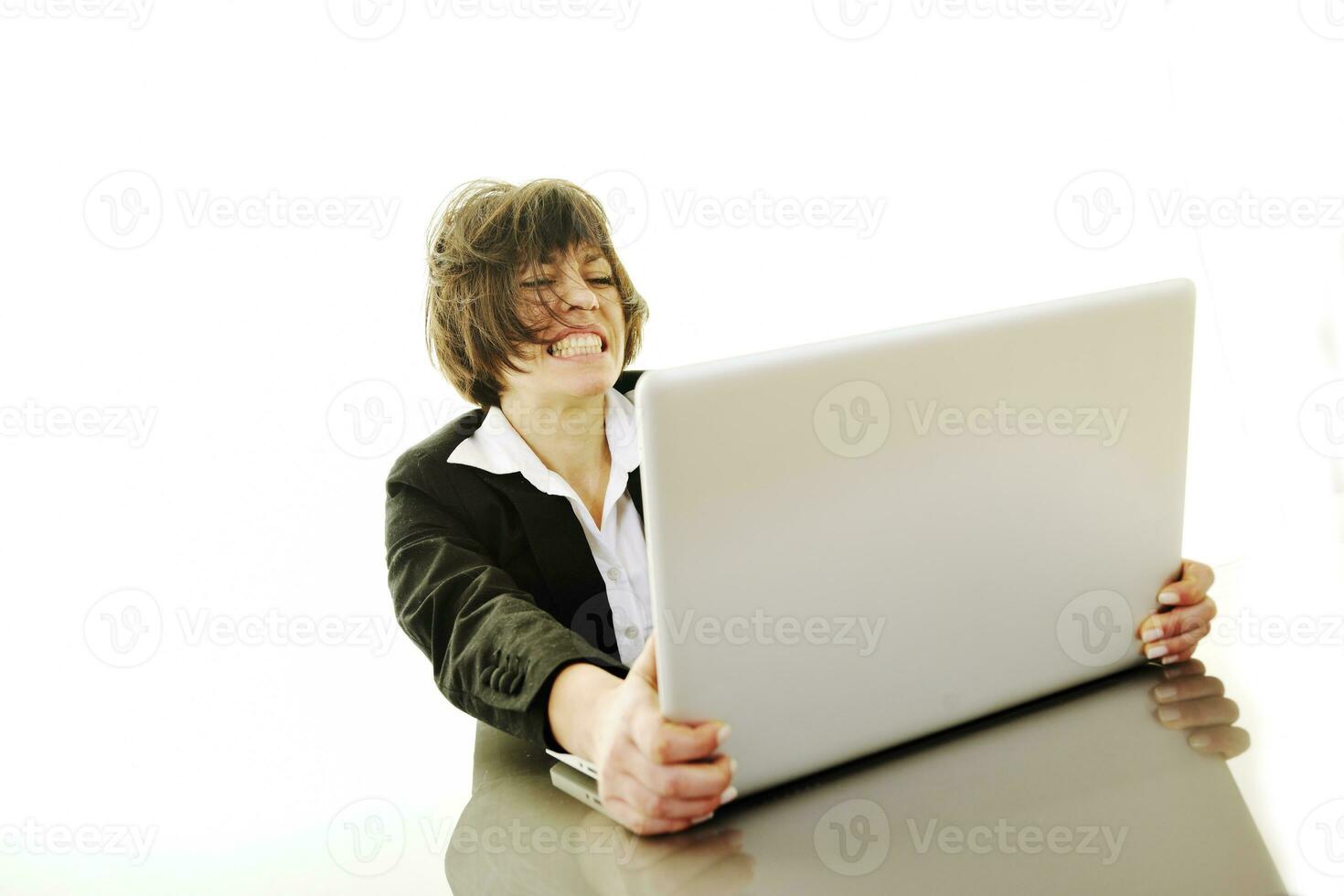 mujer de negocios trabajando en la computadora portátil foto