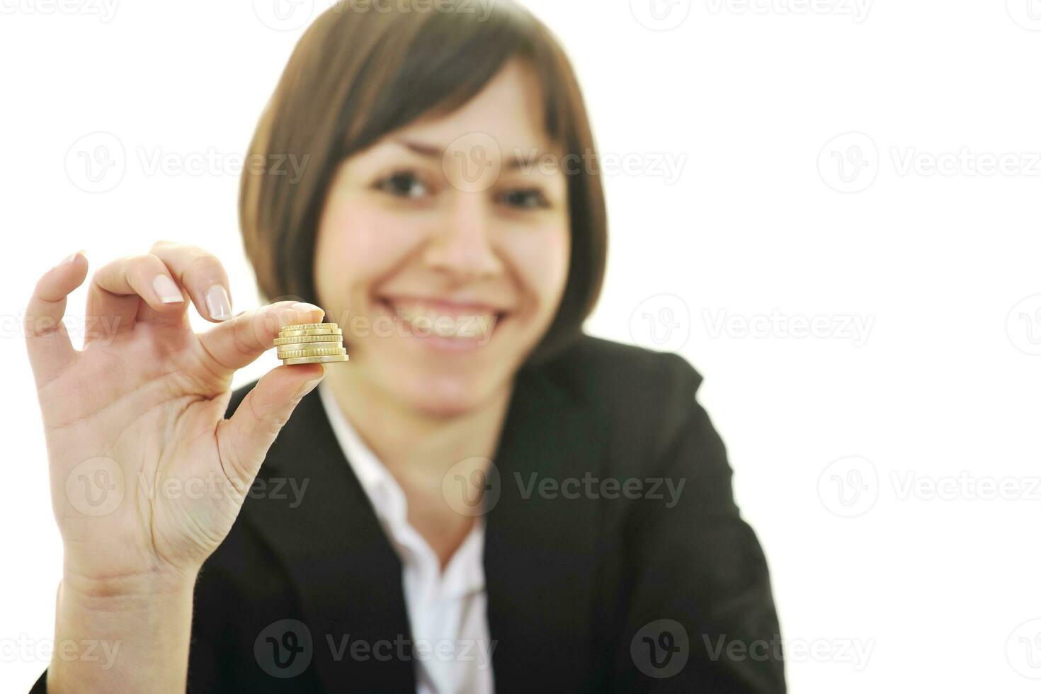 mujer de negocios poniendo monedas dinero en la alcancía foto