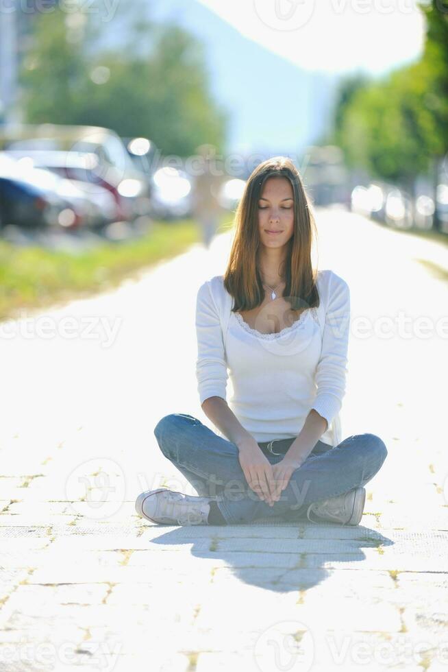 yoga a soleado calle foto