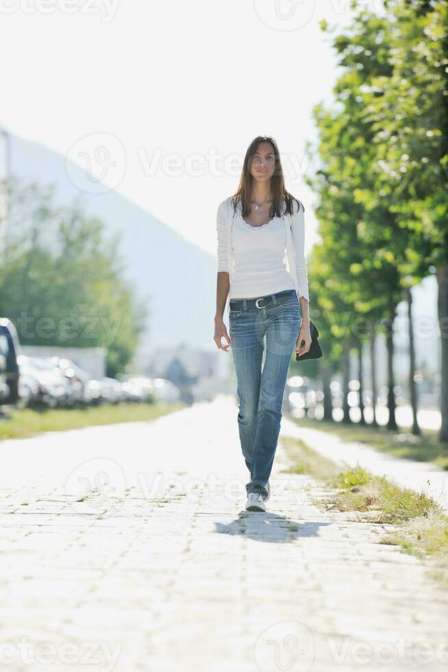 mujer joven divertirse en la calle foto