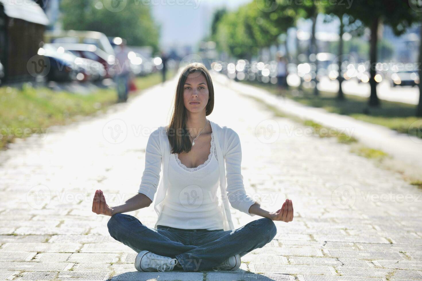 yoga a soleado calle foto