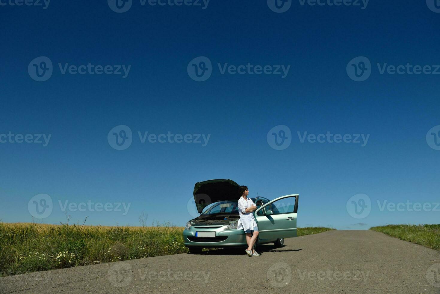 mujer con auto averiado foto