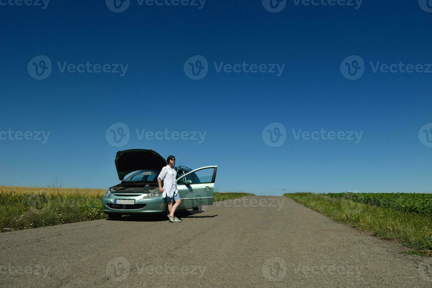 mujer con auto averiado foto