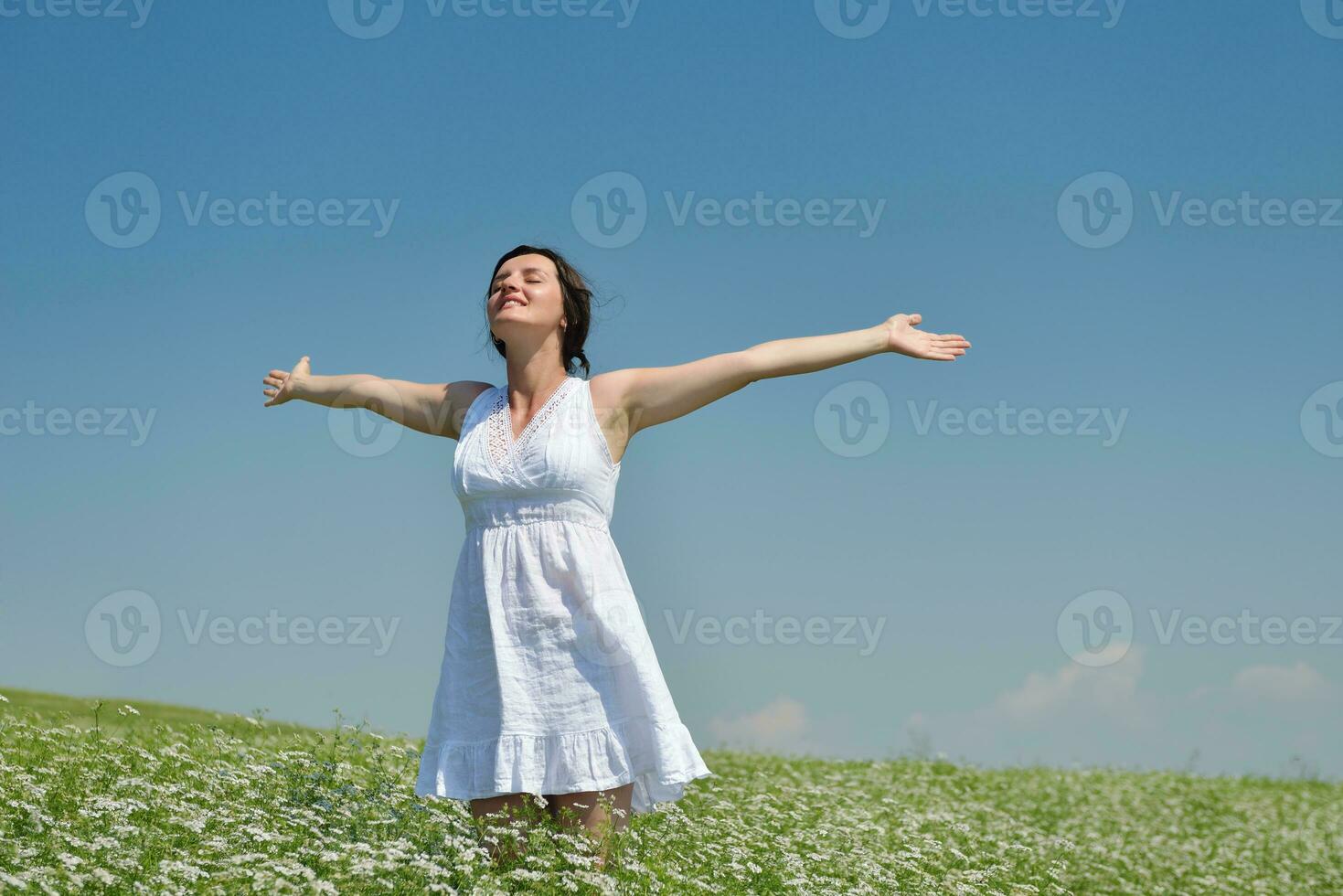 joven mujer feliz en campo verde foto