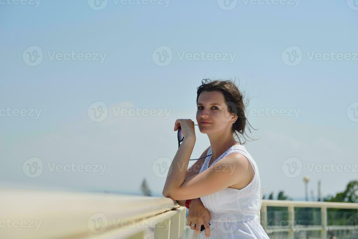 mujer feliz al aire libre foto