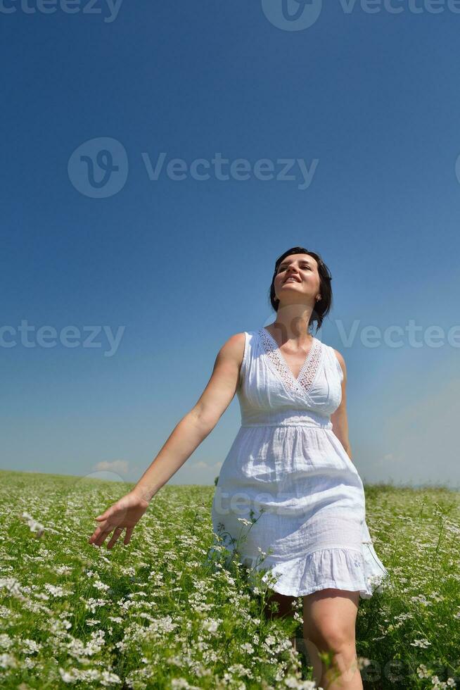 joven mujer feliz en campo verde foto