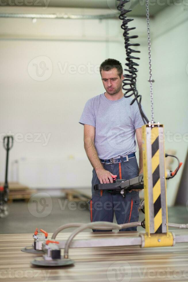 trabajador en una fabrica de muebles de madera foto