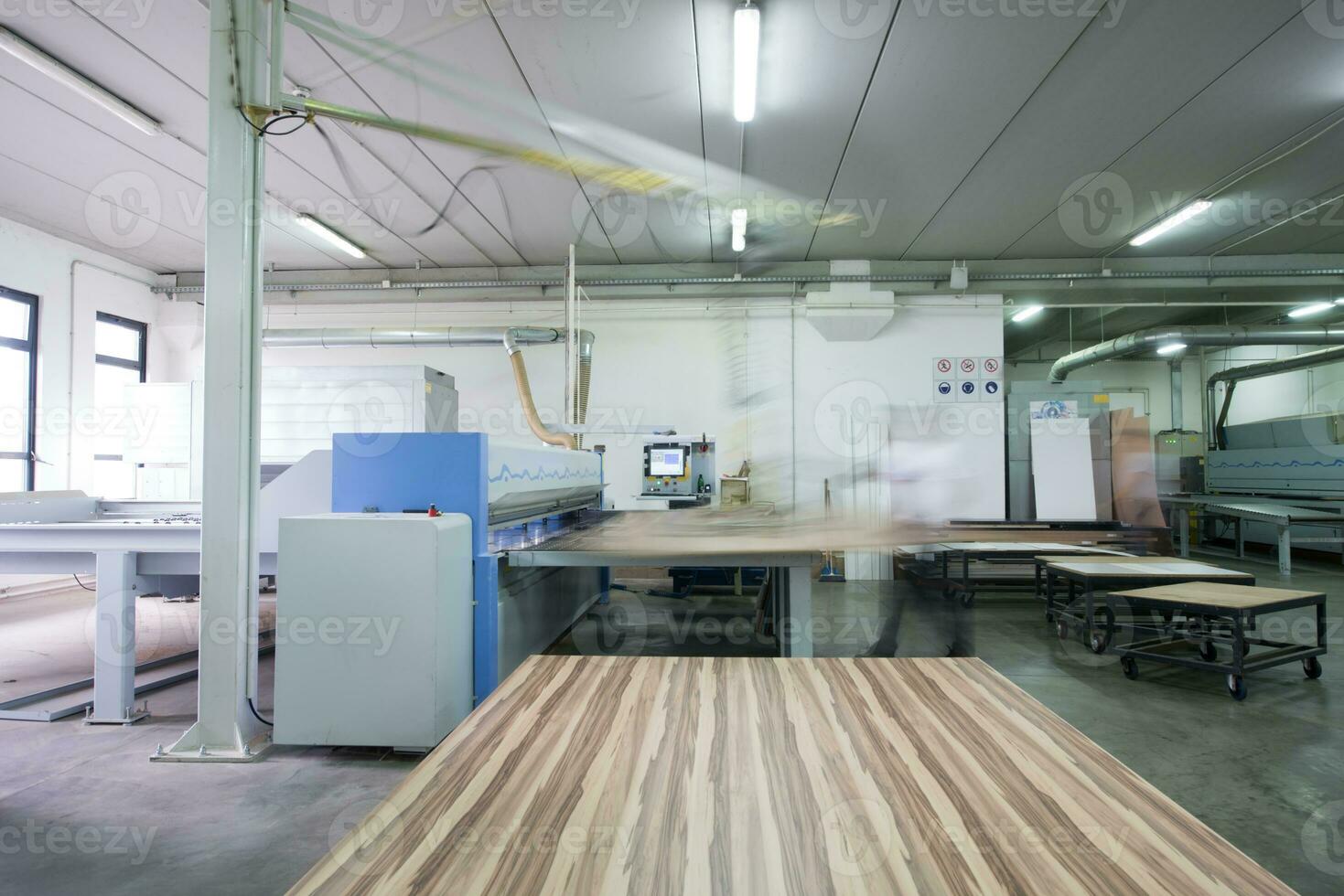 trabajador en una fabrica de muebles de madera foto