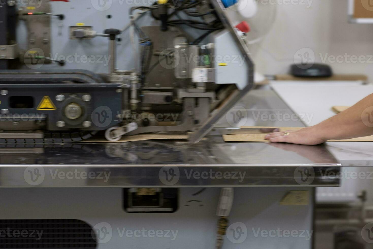 ingeniero frente a la cortadora de madera foto