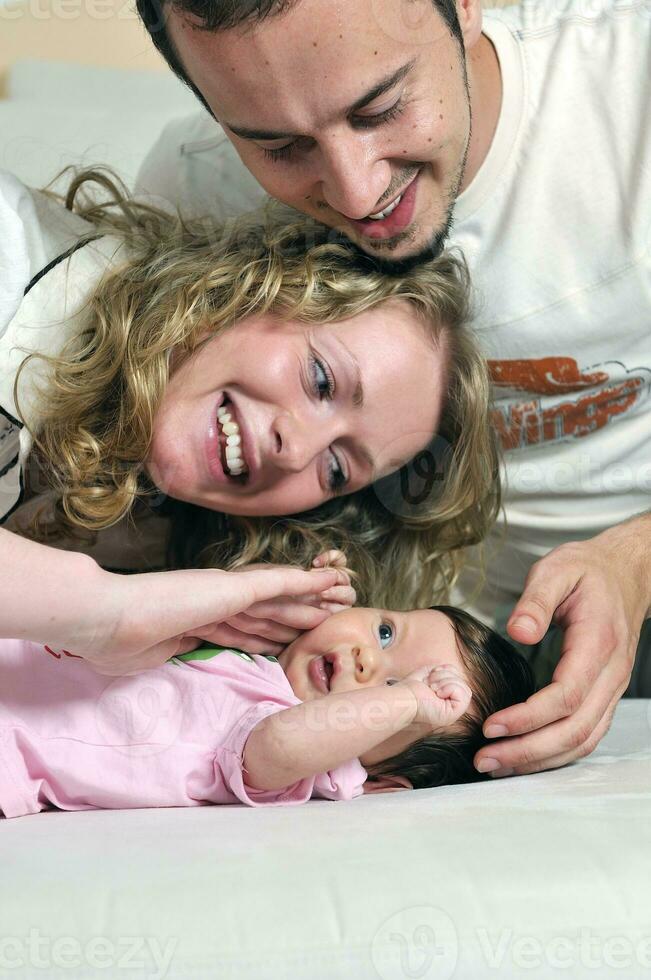 retrato interior con familia joven feliz y pequeño bebé lindo foto