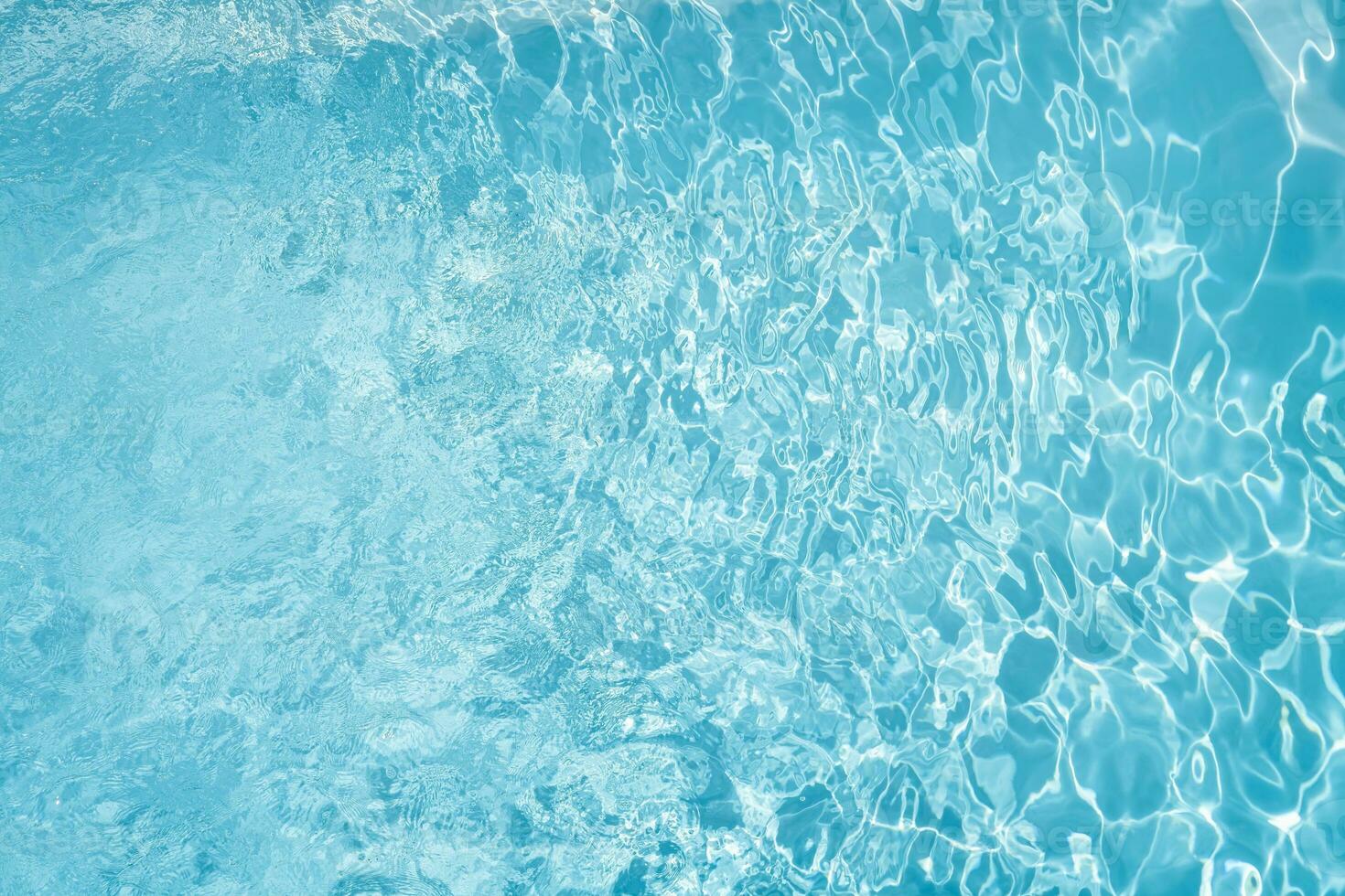 mirando abajo en un cristal claro piscina como viento causas un onda efecto foto