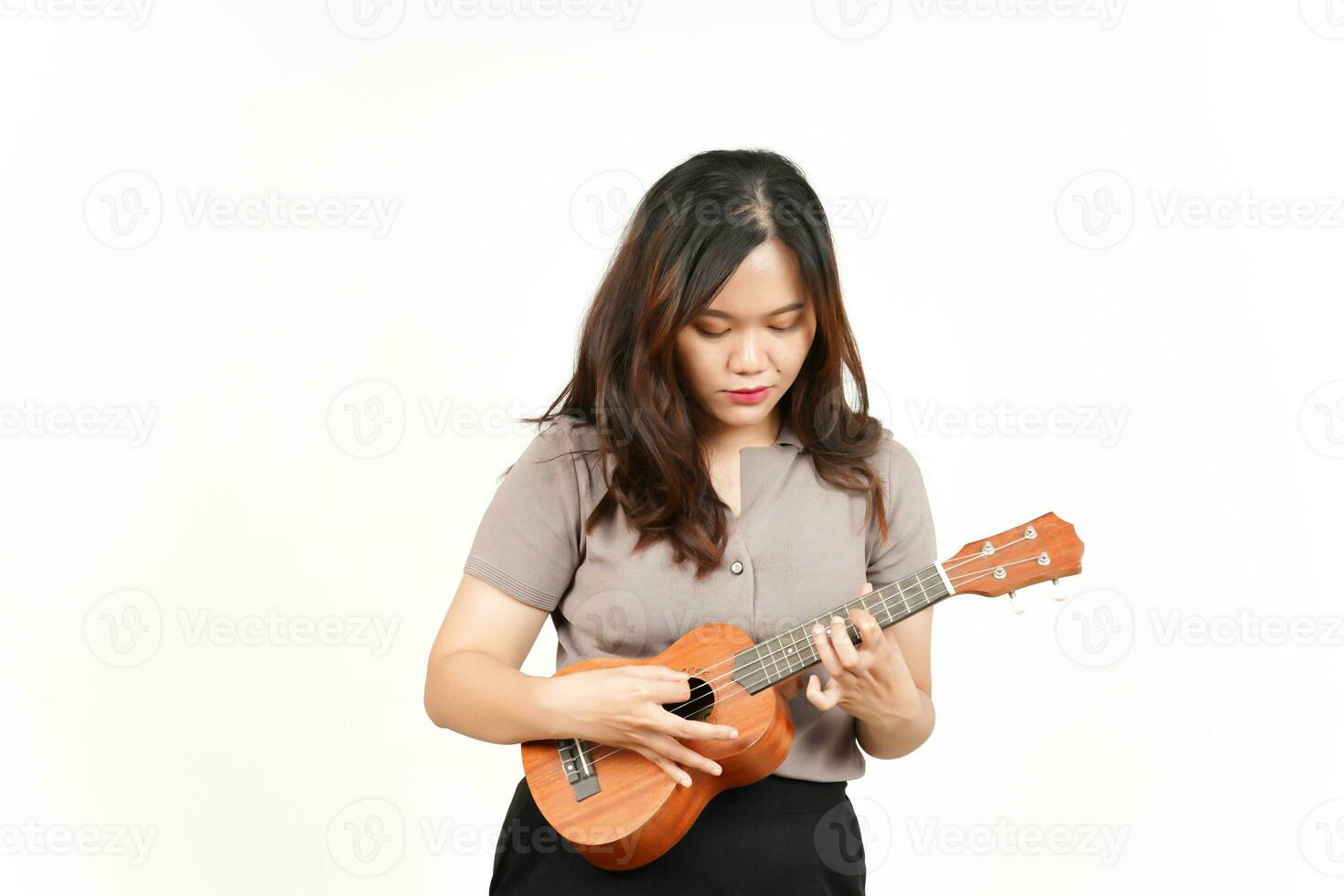 jugando ukelele de hermosa asiático mujer aislado en blanco antecedentes foto
