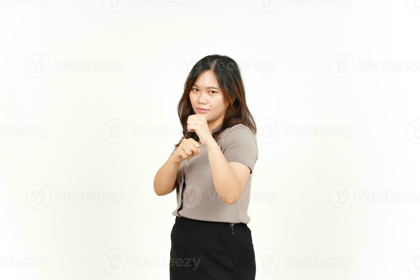 Golpear el puño para luchar contra una hermosa mujer asiática aislada de fondo blanco foto