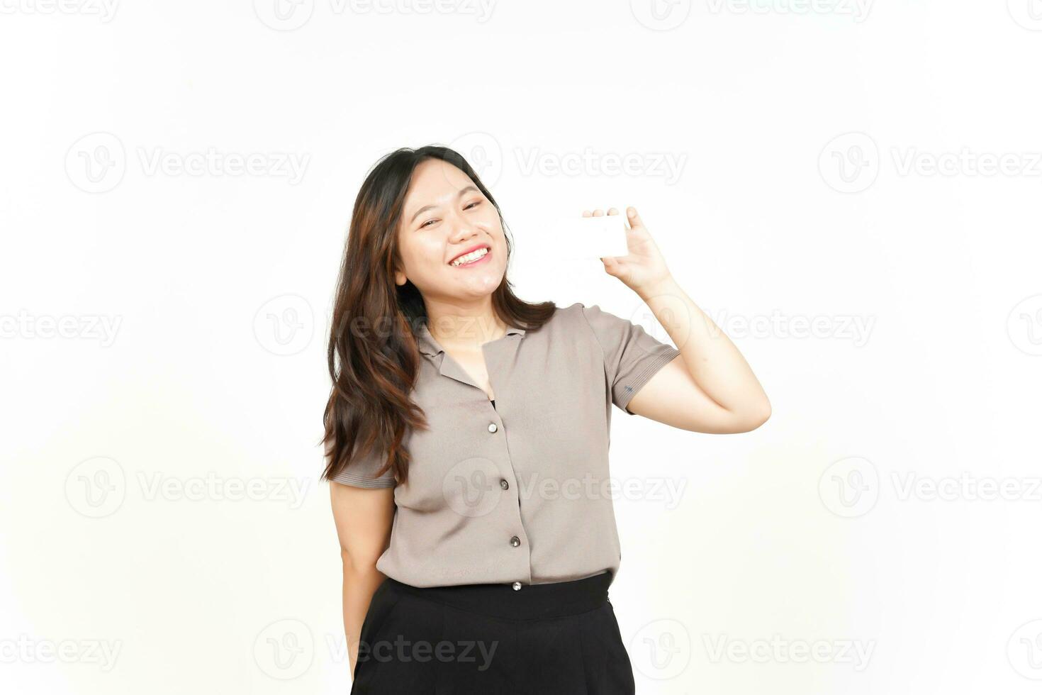 sosteniendo y mostrando una tarjeta de crédito en blanco de una hermosa mujer asiática aislada de fondo blanco foto