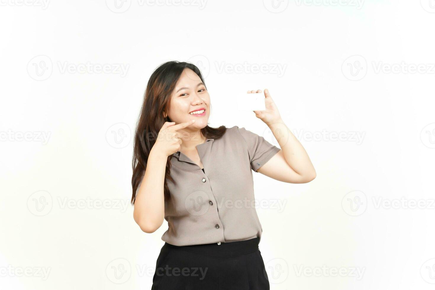 sosteniendo y mostrando una tarjeta de crédito en blanco de una hermosa mujer asiática aislada de fondo blanco foto