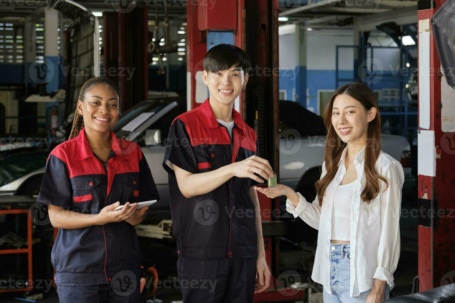 asiático hembra cliente recibe coche llave desde automotor personal trabajadores, calidad garantizar con confiar a mantenimiento cochera, profesional vehículo Servicio centro, asegurando reparar cheques, y reparar industria. foto