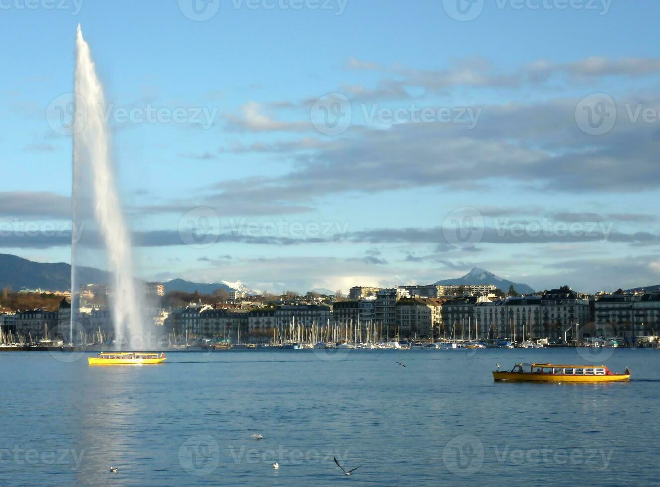 View of the fountain of Geneva lake photo