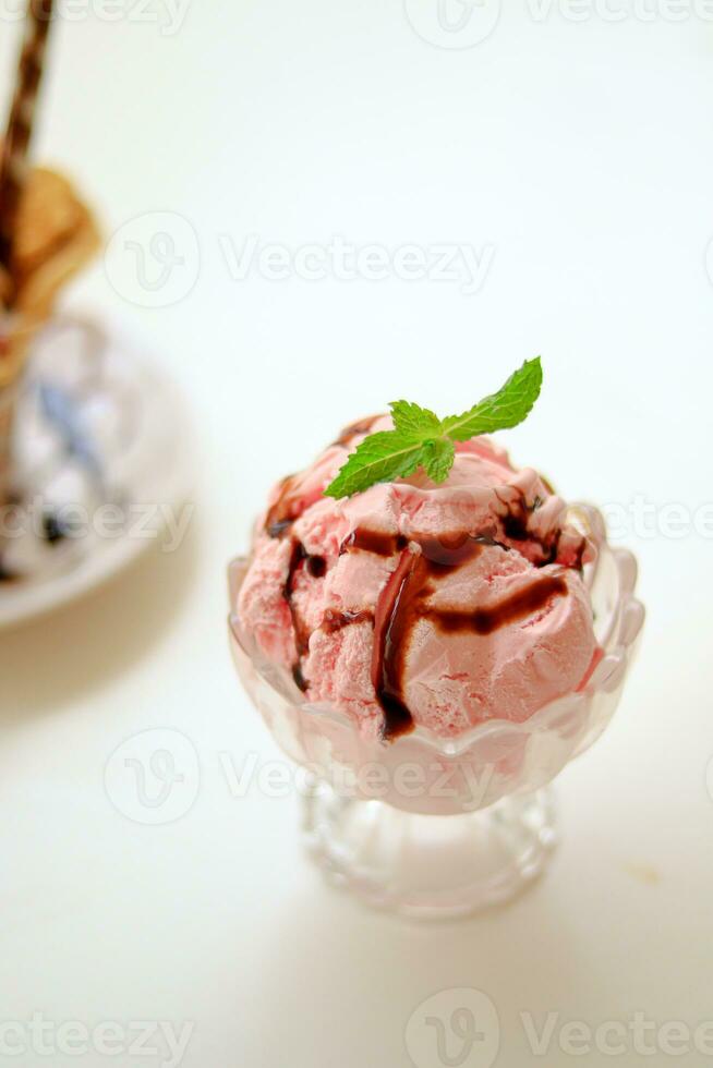 Strawberry ice cream sundae photo